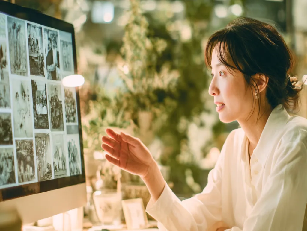 古い家族写真を見返す女性