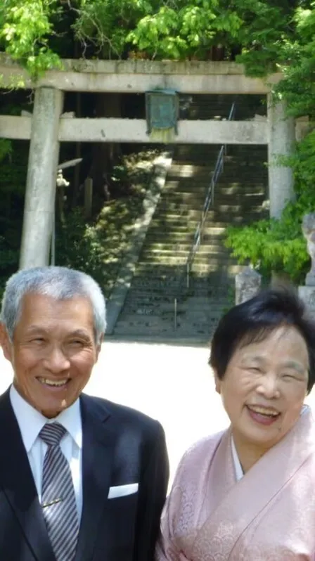 穏やかな表情で並んで立つご夫婦