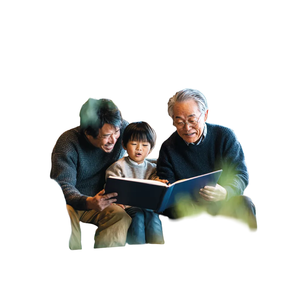 完成した一冊を囲む三世代家族