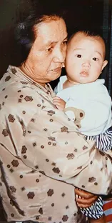 赤ちゃんを抱く祖母の古い写真