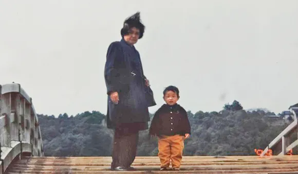 桟橋に立つ女性と幼い子どもの古い写真