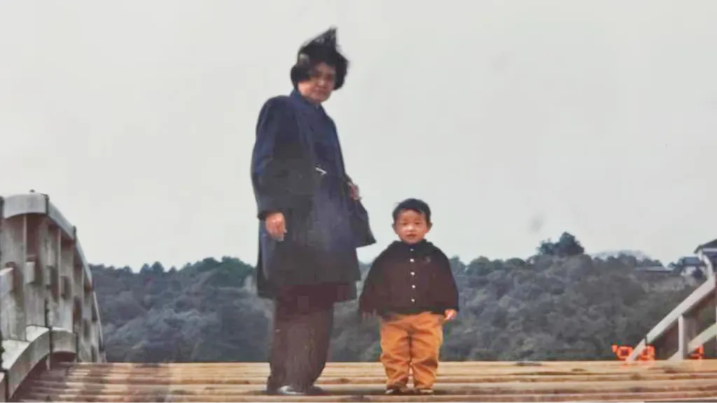 桟橋に立つ女性と幼い子どもの古い写真