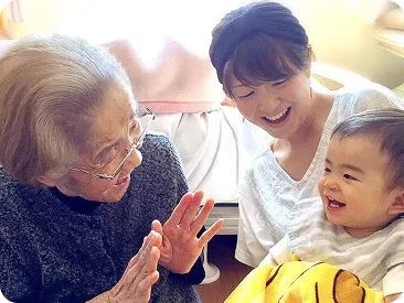三世代で笑い合う家族