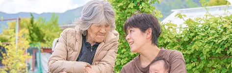 親御さまへインタビューする様子