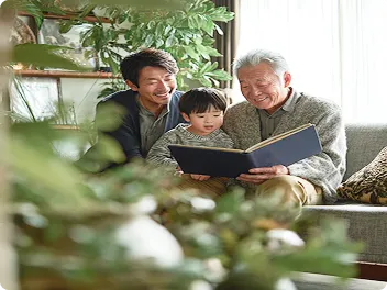 完成した一冊を囲む三世代家族