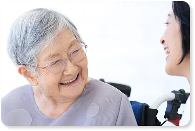 インタビューで語り合う親御さまとご家族
