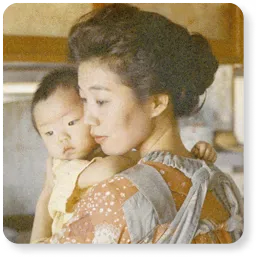 赤ちゃんを抱く若き日の母の古い写真